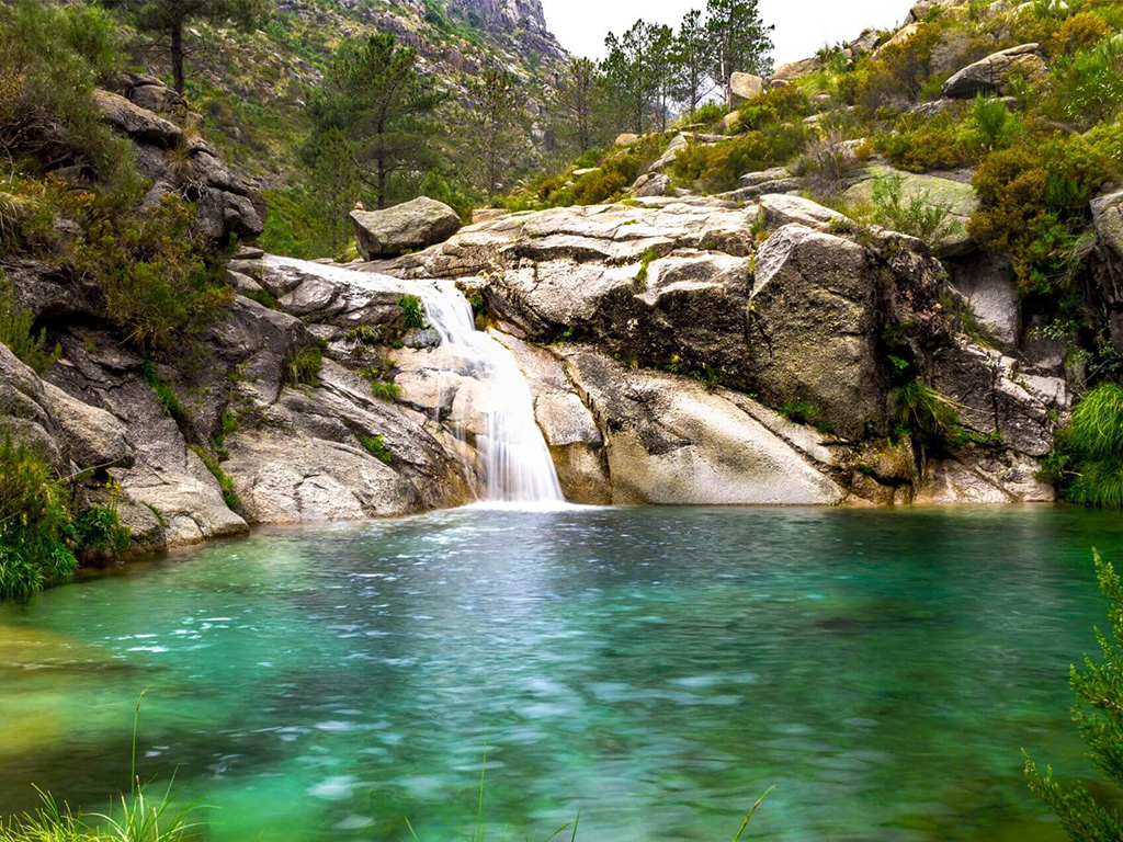 Blue-pit-geres-mountain